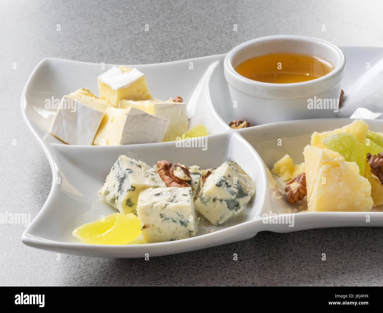 Définir divers types de fromages avec du miel et noix Banque D'Images