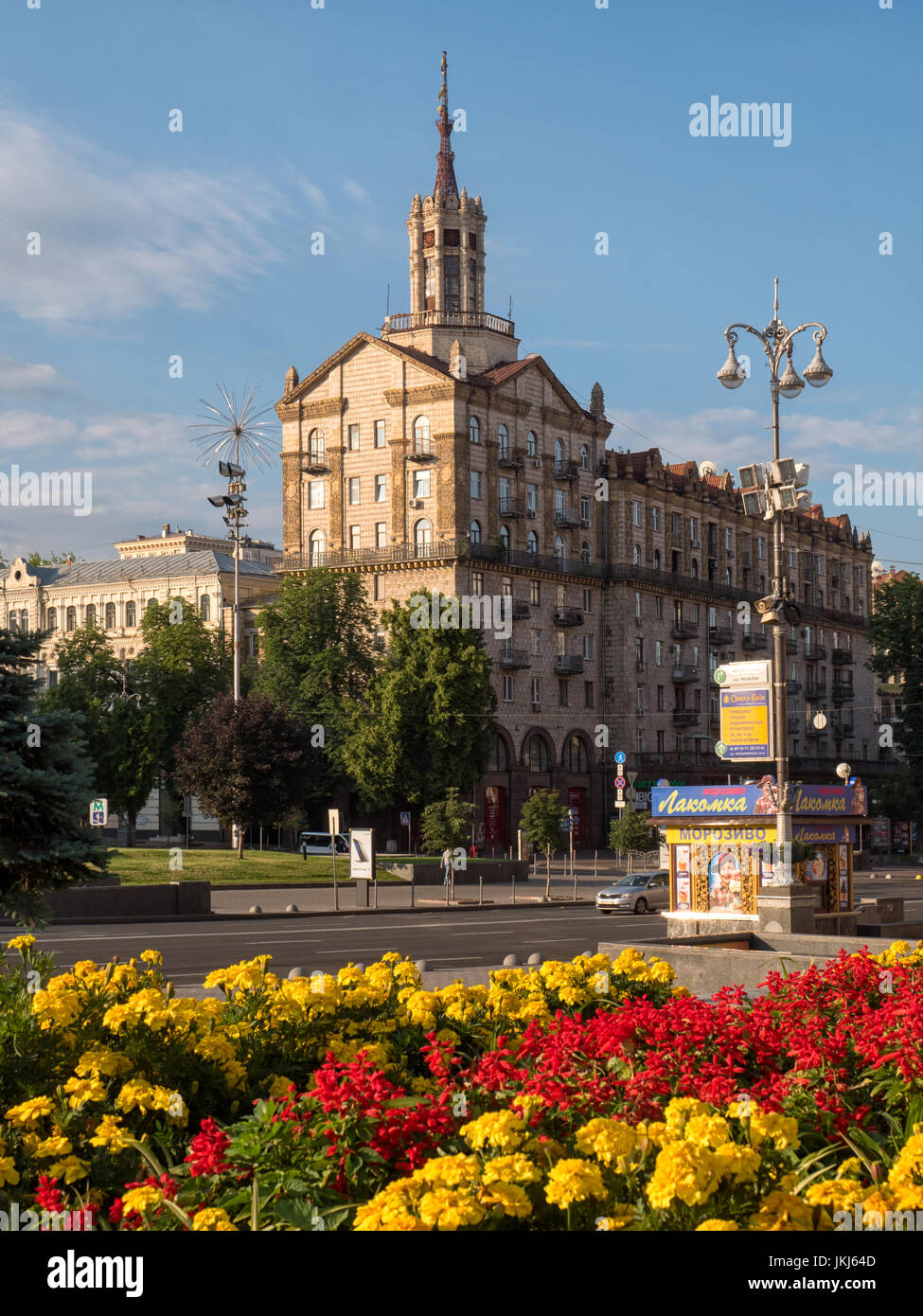 KIEV, UKRAINE - 10 JUIN 2016: Vue à travers la rue Khreshchatyk près de Nezalezhnosti Maidan (place de l'indépendance) à Kiev (Kiev), Ukraine Banque D'Images