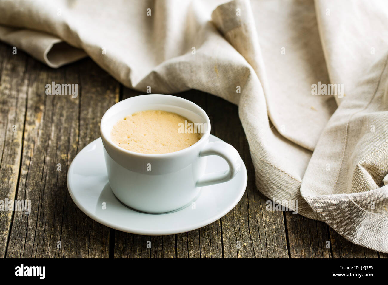 Cappuccino du café chaud sur la table. Banque D'Images