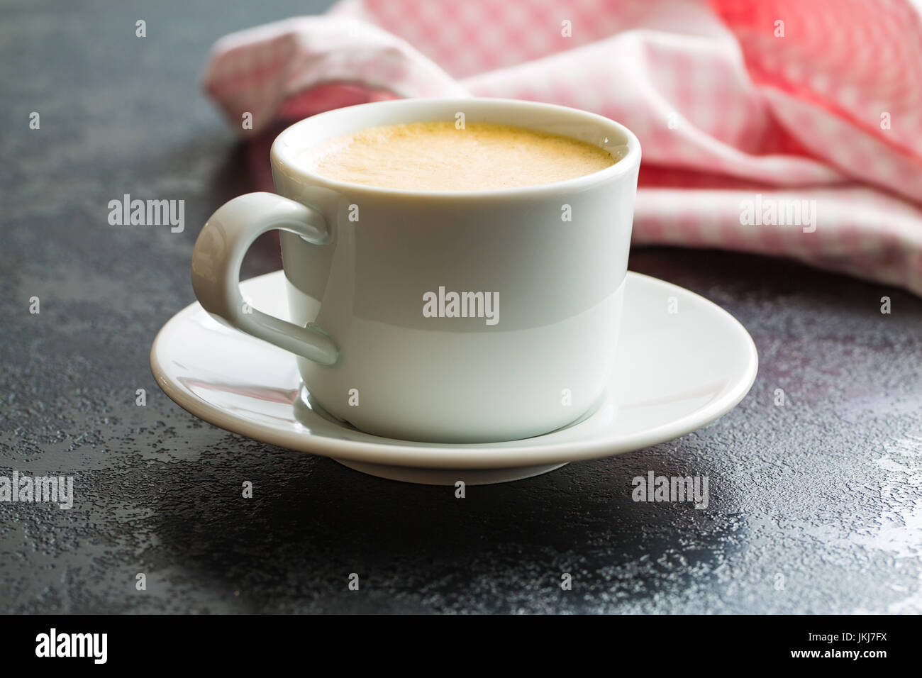 Cappuccino du café chaud sur la table. Banque D'Images