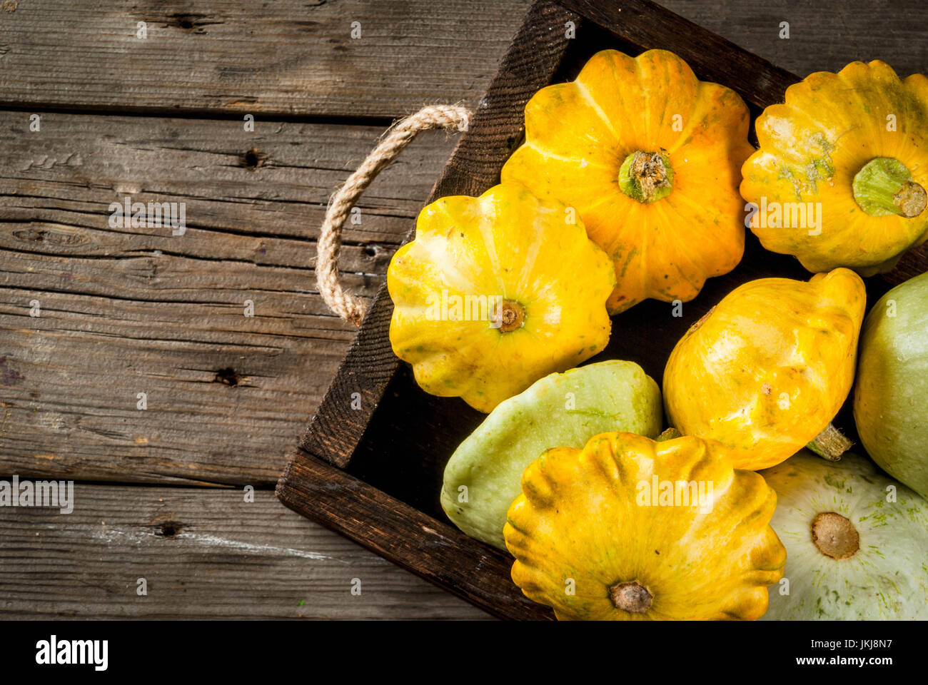 Les légumes d'automne. La récolte. Ferme biologique de matières premières fraîches squash patty pan dans un tiroir du bac sur une vieille table en bois rustique. Top View copy space Banque D'Images