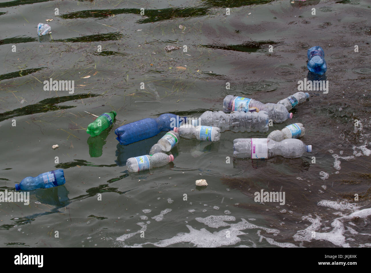 Les bouteilles en plastique qui flottent dans l'eau. Venise. Italie Banque D'Images