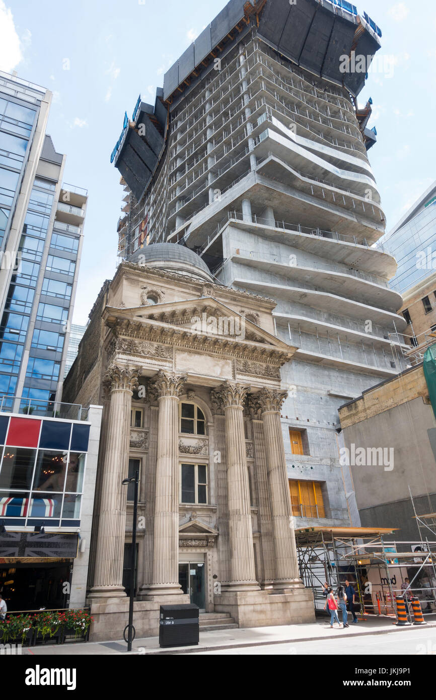 Historique L'édifice de la Banque du Canada sur la rue Yonge, au centre-ville de Toronto est éclipsé par le tour Massey adjacent condos en construction en 2017 Banque D'Images