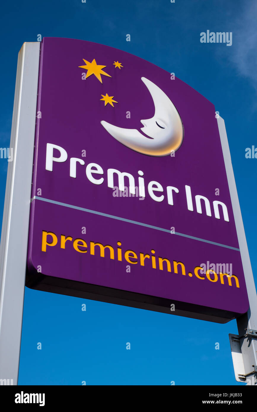 YORK, UK - 17 juillet 2017 : Le logo Premier Inn à l'extérieur de leur hôtel près de Leeds, Royaume-Uni, le 17 juillet 2017. Banque D'Images