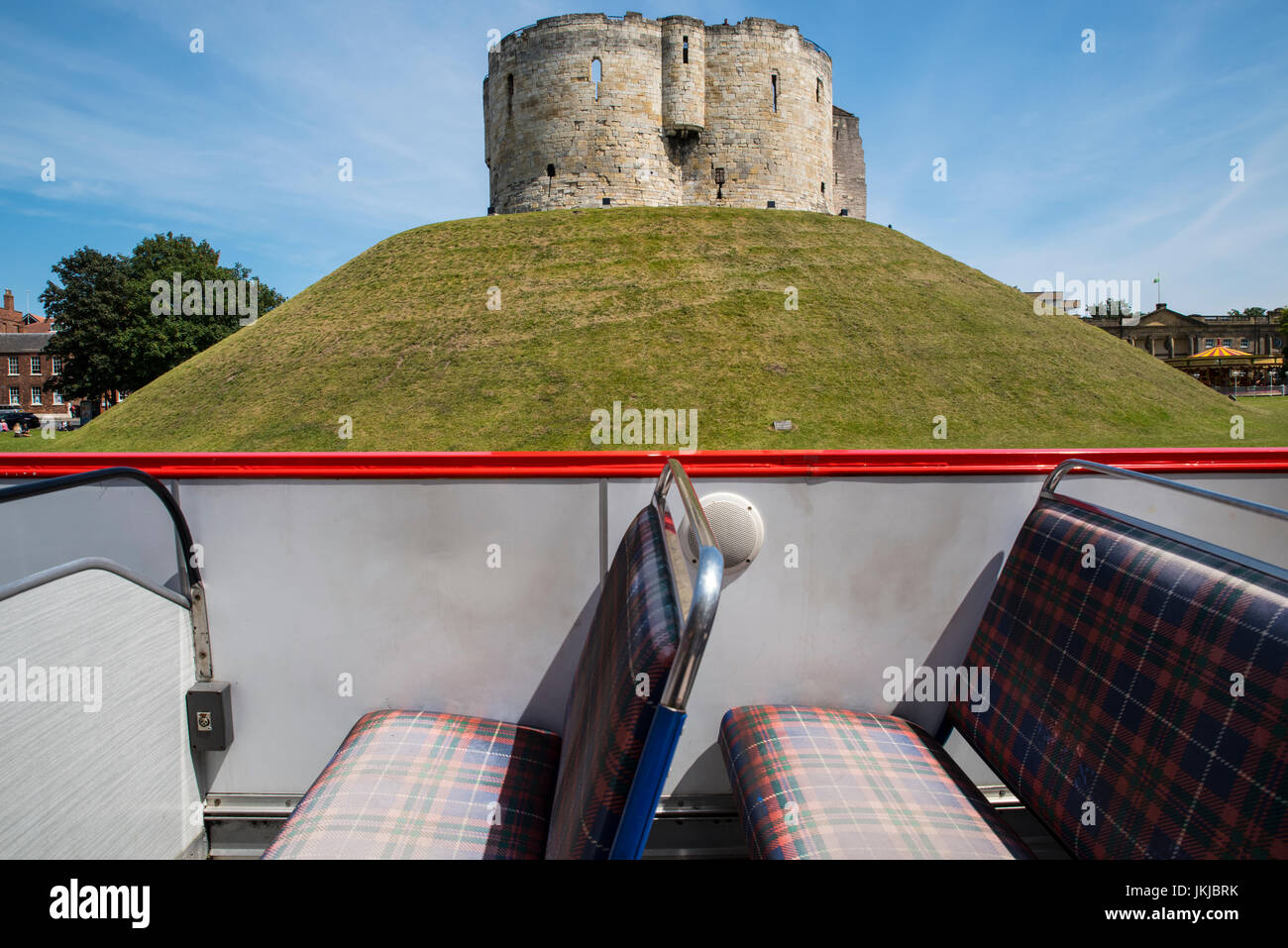 Un point de vue d'un open top bus de tourisme dans la ville historique de York en Angleterre. Banque D'Images