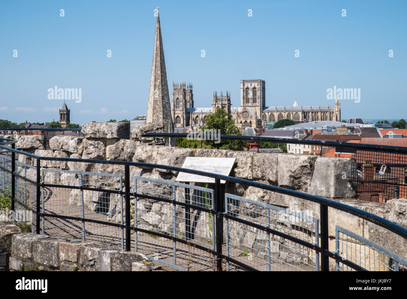 La vue de Cliffords Tower dans le centre-ville historique de York en Angleterre. L'avis comprend la cathédrale de York, Saint Mary's Church et la tour de Saint Wilfr Banque D'Images