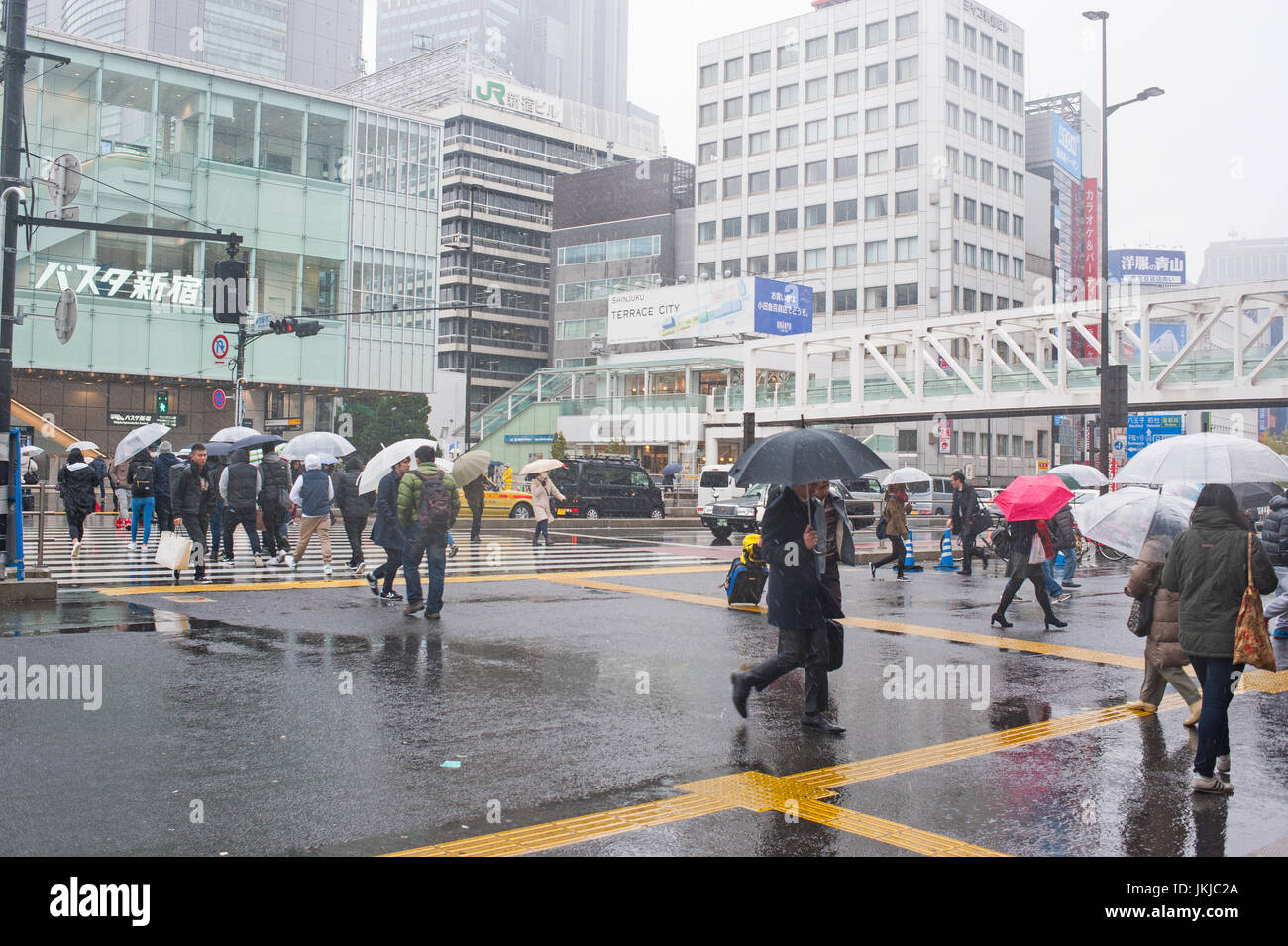 Tokyo, Japon - Scène de rue à Shinjuku avec pluie Banque D'Images