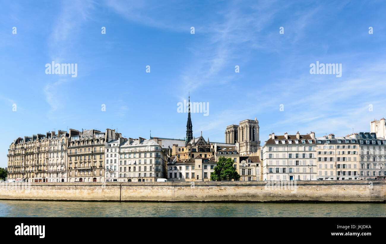 Vue panoramique de l'île de la Cité avec des immeubles parisiens dans l'avant-plan et la cathédrale Notre-Dame de Paris à l'arrière-plan. Banque D'Images