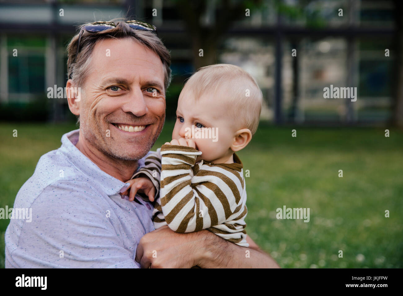 Portrait d'heureux père avec son bébé garçon Banque D'Images