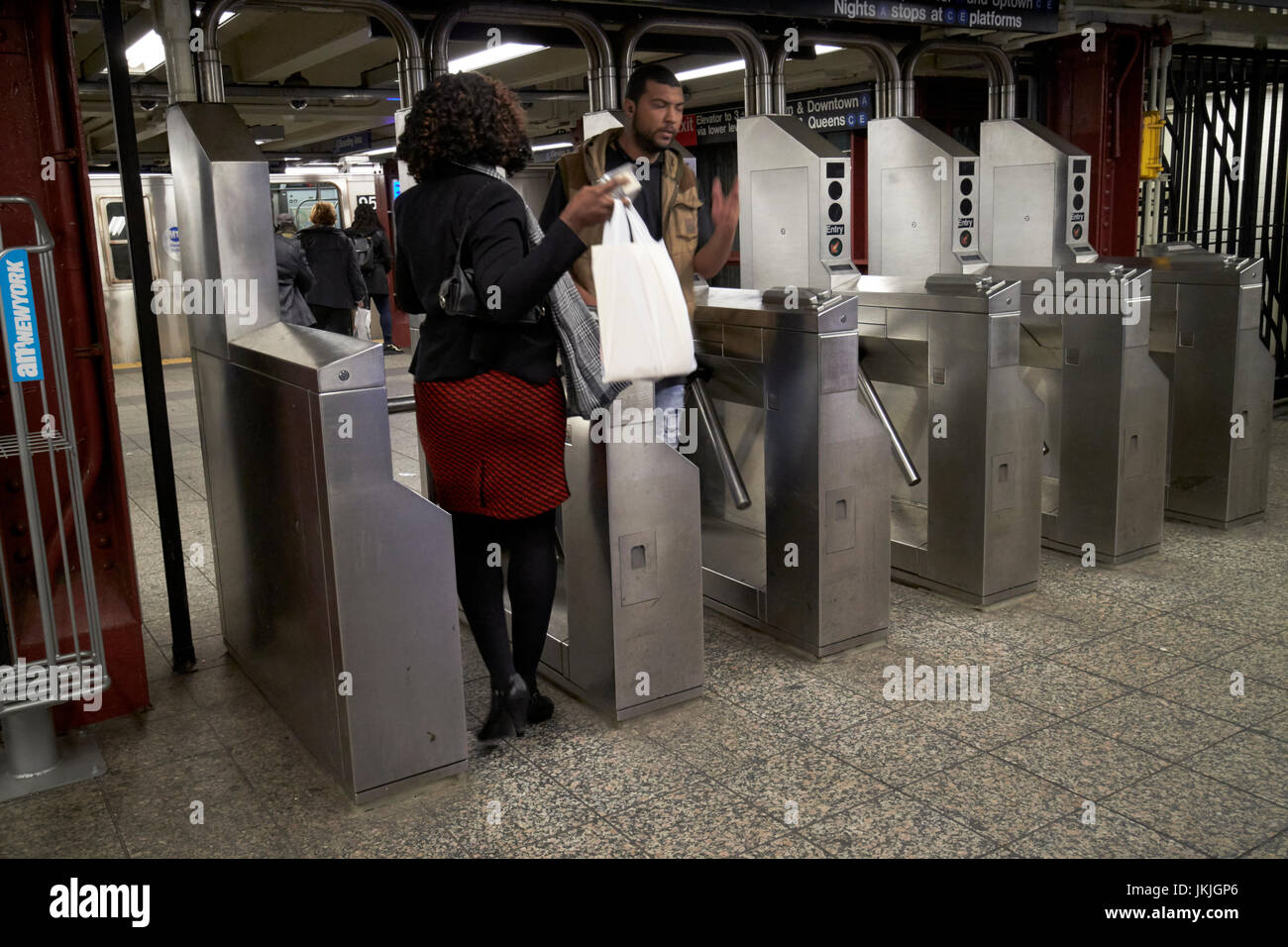 Les gens qui passent à travers les obstacles à la station de métro New York USA Banque D'Images