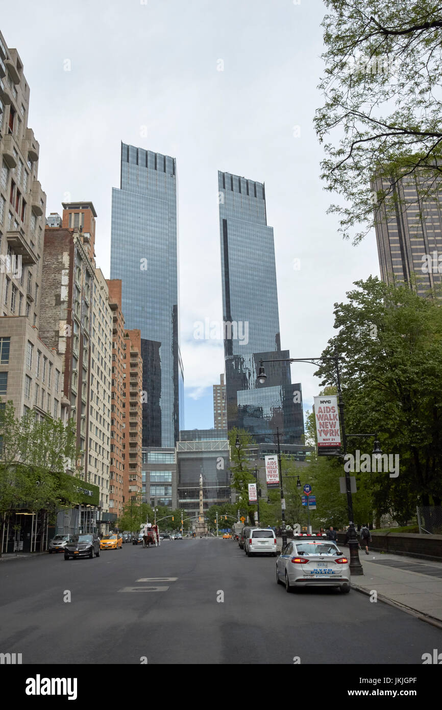 Recherche le long de central Park sud en direction de Columbus Circle et le Time Warner center New York USA Banque D'Images