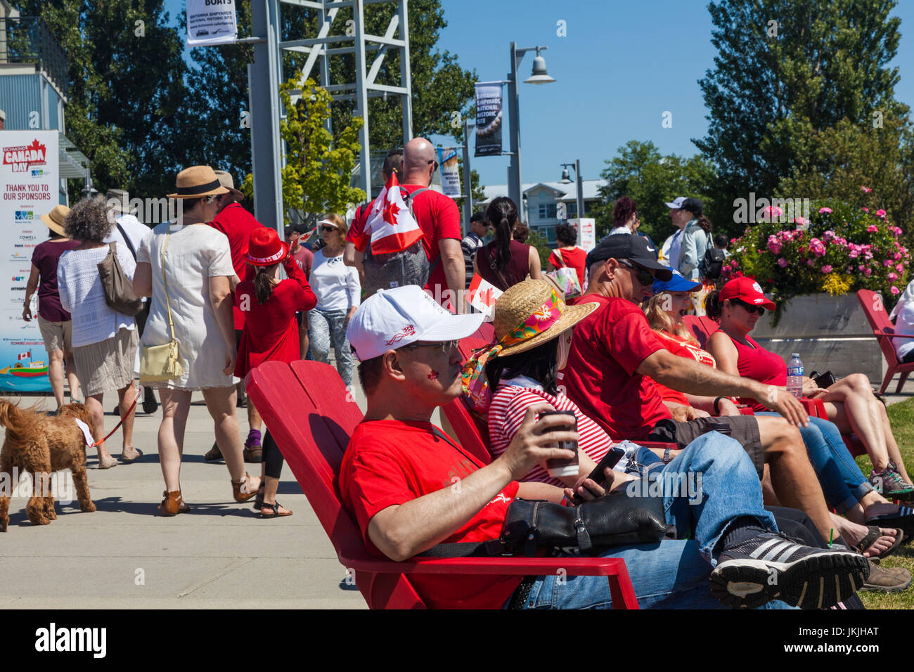 Les gens se détendre sur la front de Steveston à la fête du Canada 2017 Banque D'Images