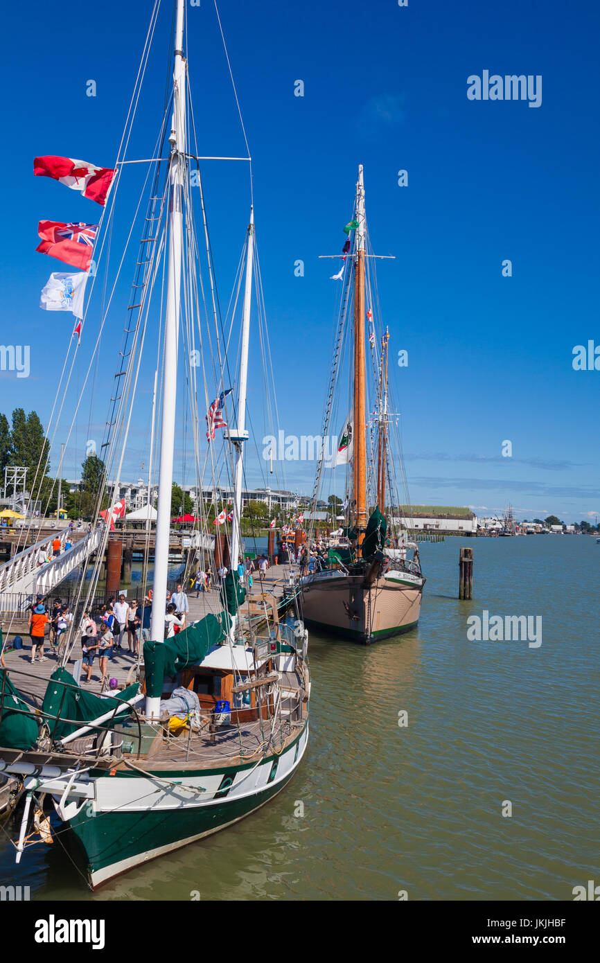 Bateaux à voile ouvrir pour l'inspection dans le cadre de la fête du Canada 2017 à Steveston, près de Vancouver Banque D'Images