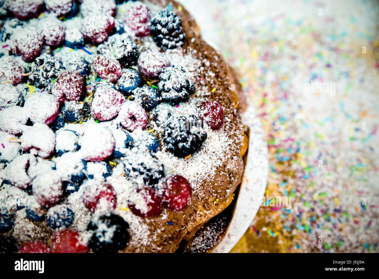 Des fruits de la forêt sauvage avec Gâteau framboises et bleuets frais. Cake aux fruits rouges. Banque D'Images