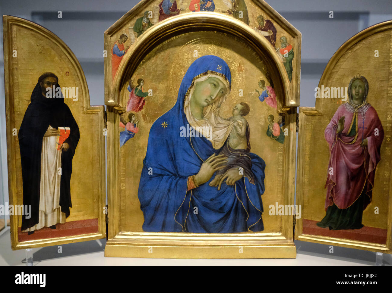 La Vierge et l'enfant avec les Saints Dominique et Aurea - Duccio Banque D'Images
