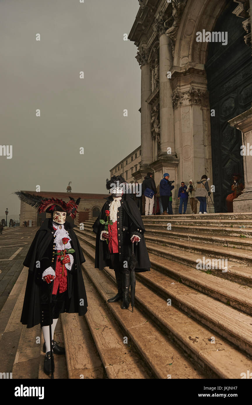 Baute, hommes et femmes dans les porteurs de masque de carnaval de Venise, Italie Banque D'Images