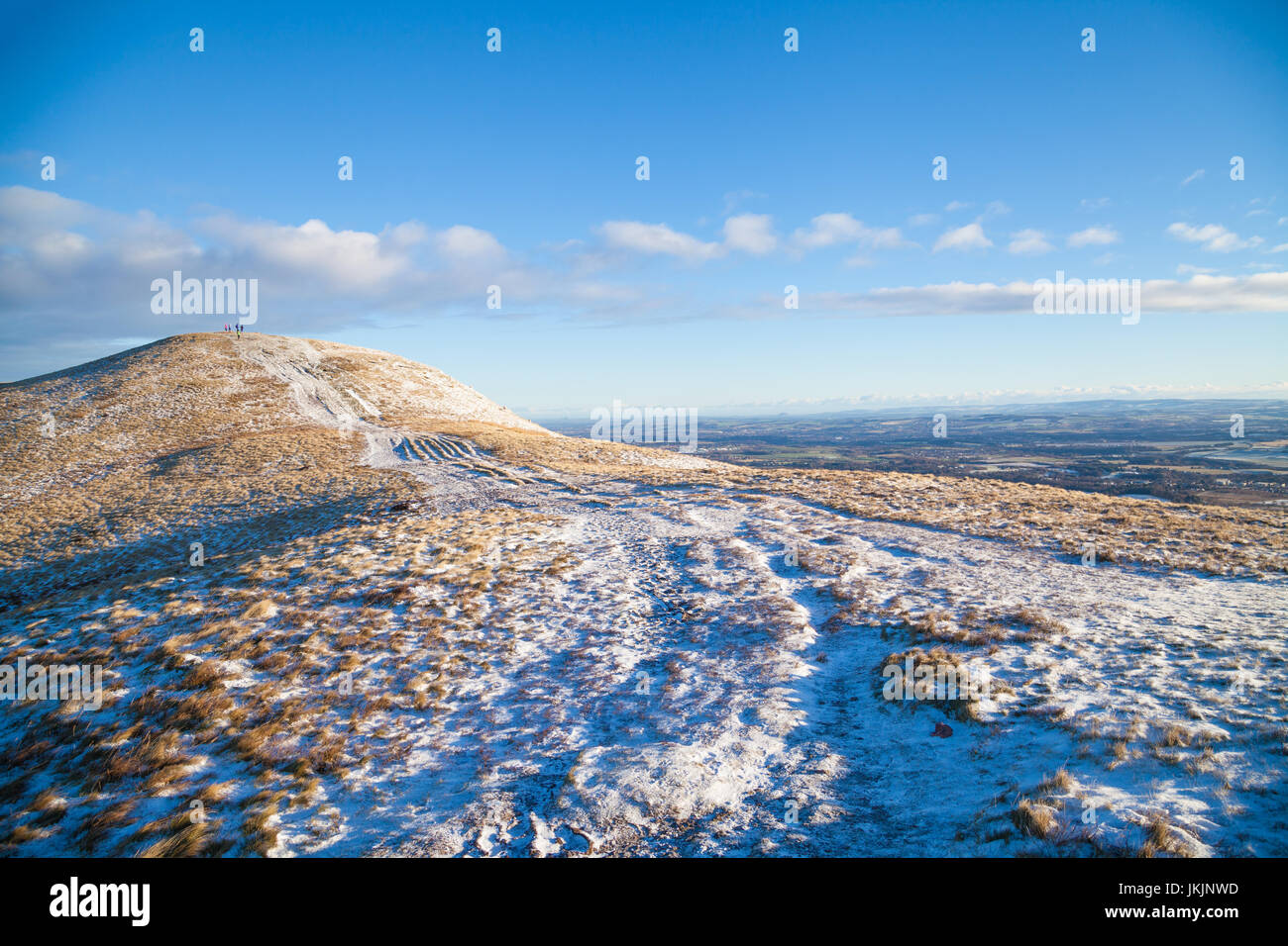 En regardant vers le sommet de la colline en Carnethy les Pentland Hills près d'Édimbourg. Banque D'Images