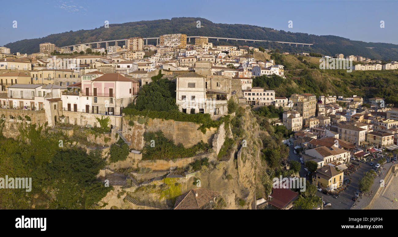 Vue aérienne de Pizzo Calabro, Calabre, Italie. Maisons sur le rocher vu de la mer Banque D'Images