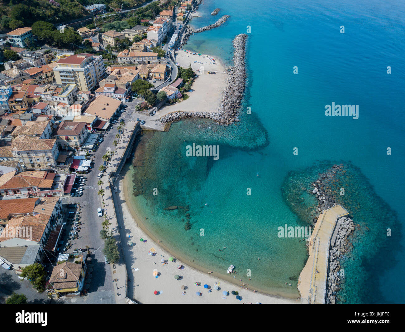 Vue aérienne d'une plage et une jetée avec des canoës, des bateaux et des parasols. Pizzo Calabro, Calabre, Italie Banque D'Images