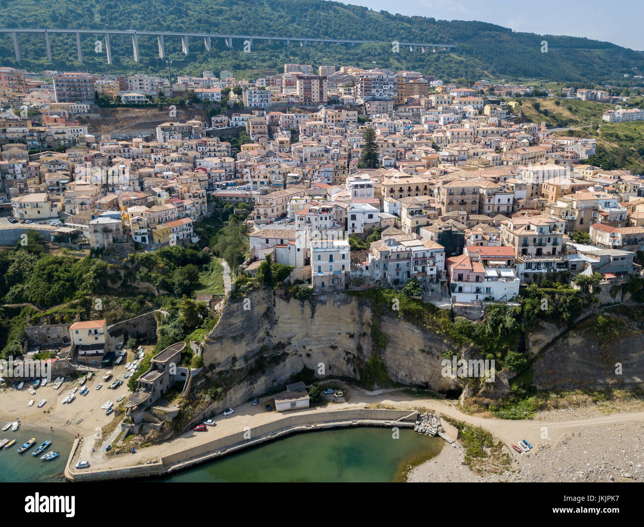 Vue aérienne de Pizzo Calabro, Calabre, Italie. Maisons sur le rocher vu de la mer Banque D'Images