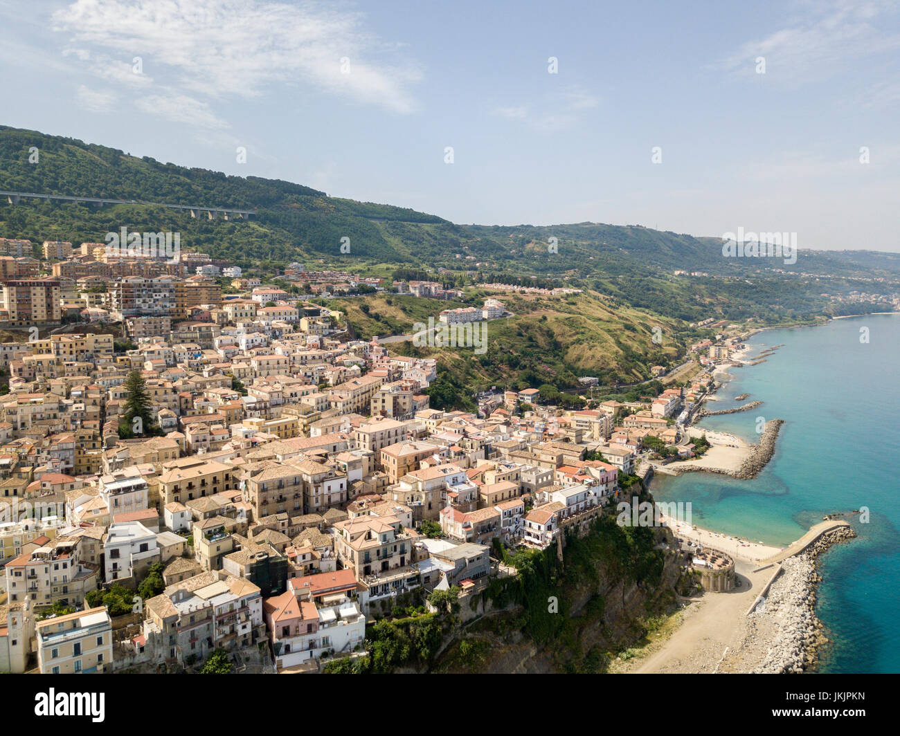 Vue aérienne de Pizzo Calabro, Calabre, Italie. Maisons sur le rocher vu de la mer Banque D'Images