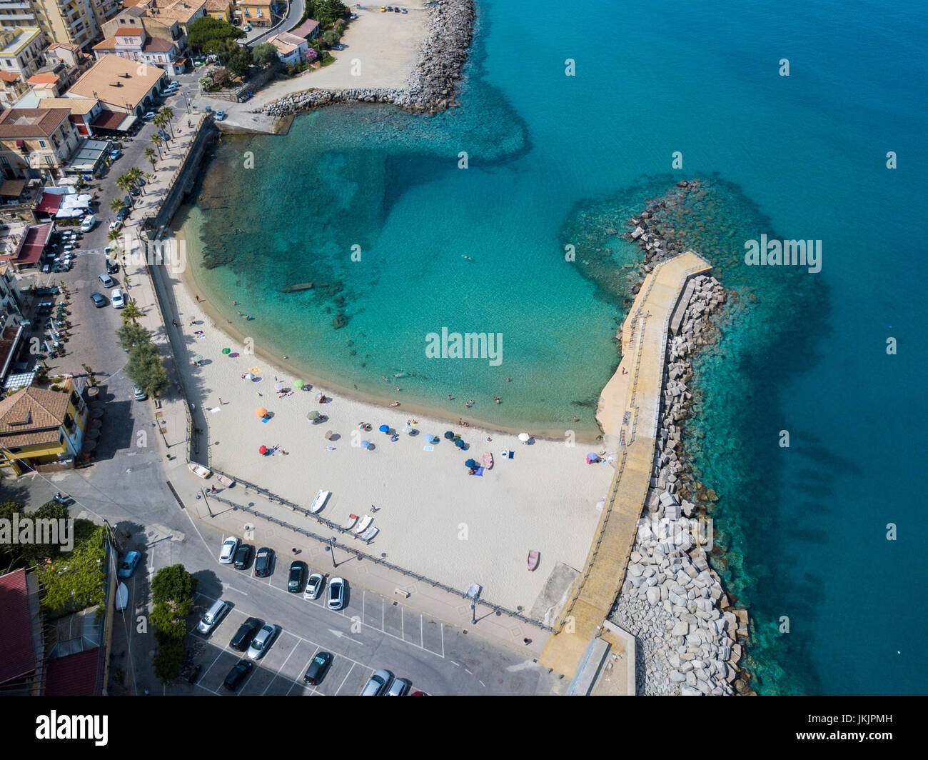 Vue aérienne d'une plage et une jetée avec des canoës, des bateaux et des parasols. Pizzo Calabro, Calabre, Italie Banque D'Images