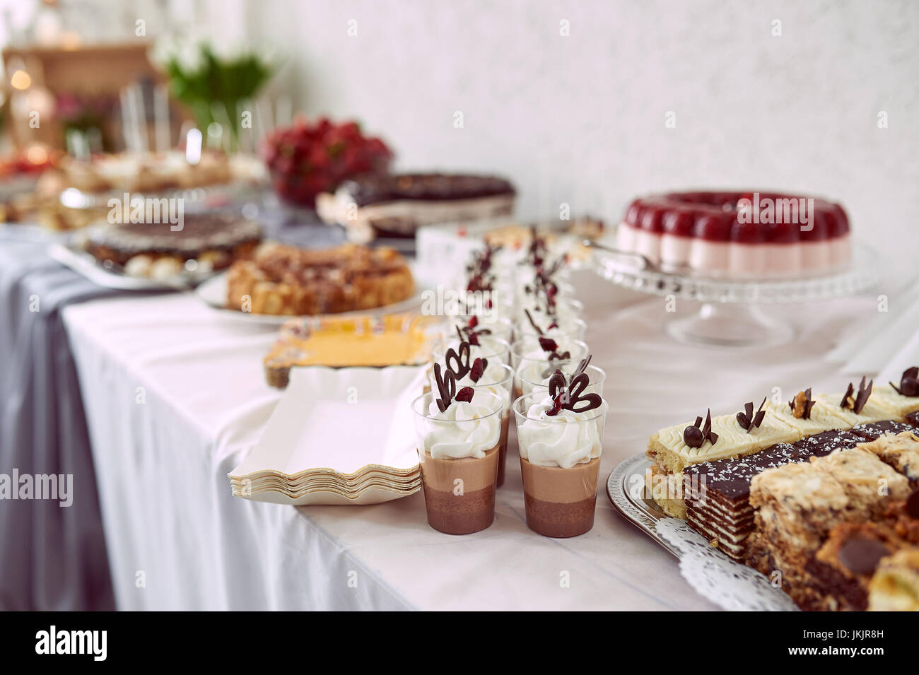 Table de buffet avec des bonbons au banquet de mariage. Banque D'Images