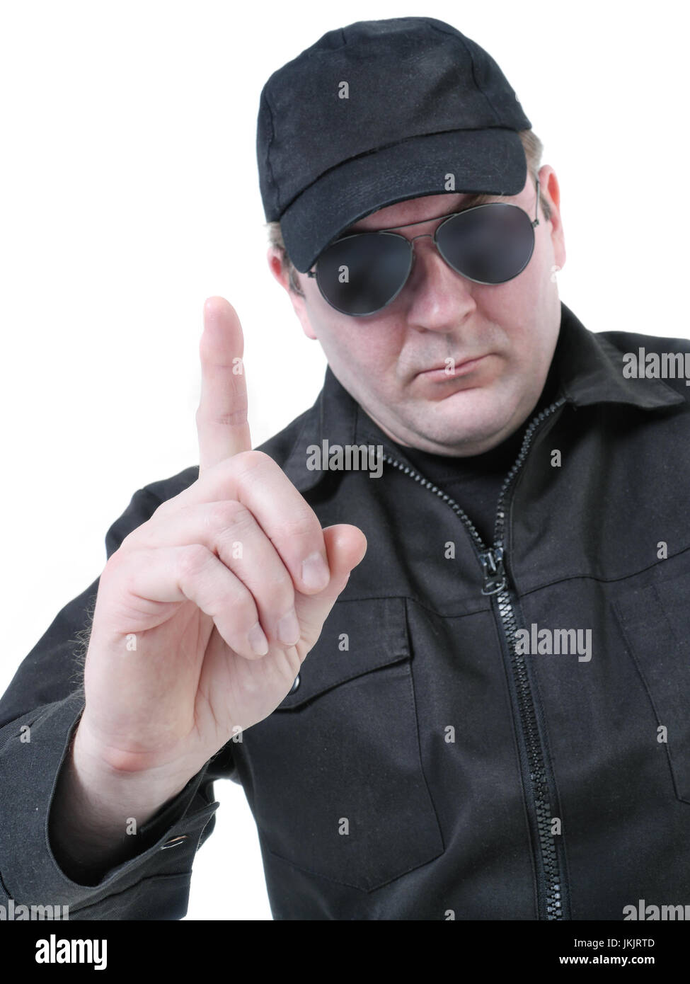 Policier portant uniforme noir et verres orientée en manière de commande Banque D'Images