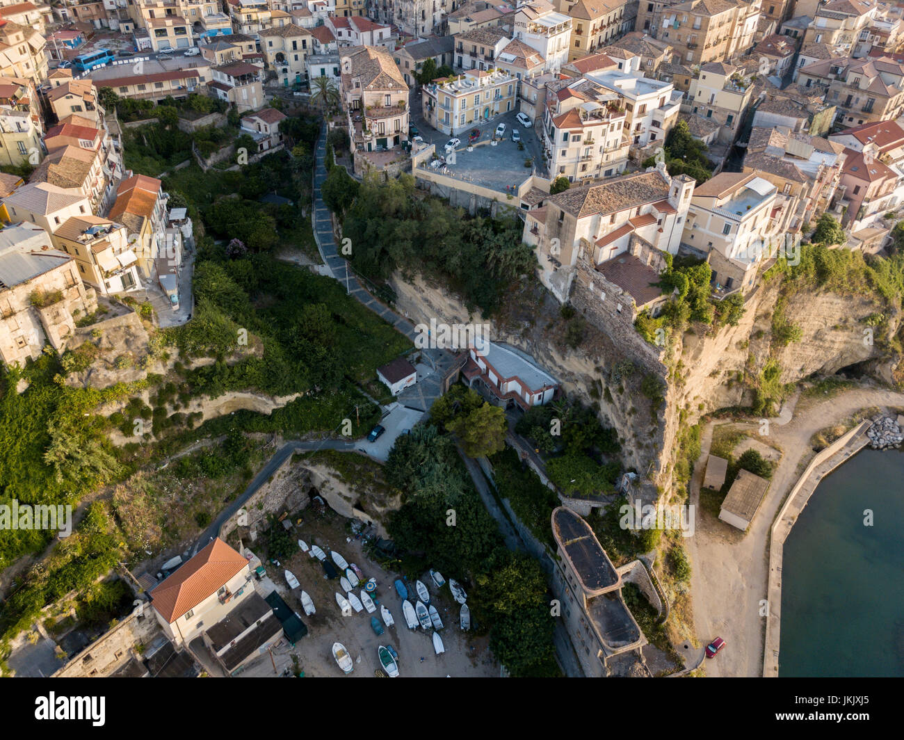 Vue aérienne de Pizzo Calabro au coucher du soleil, en Calabre, Italie. Maisons sur le rocher vu de la mer Banque D'Images