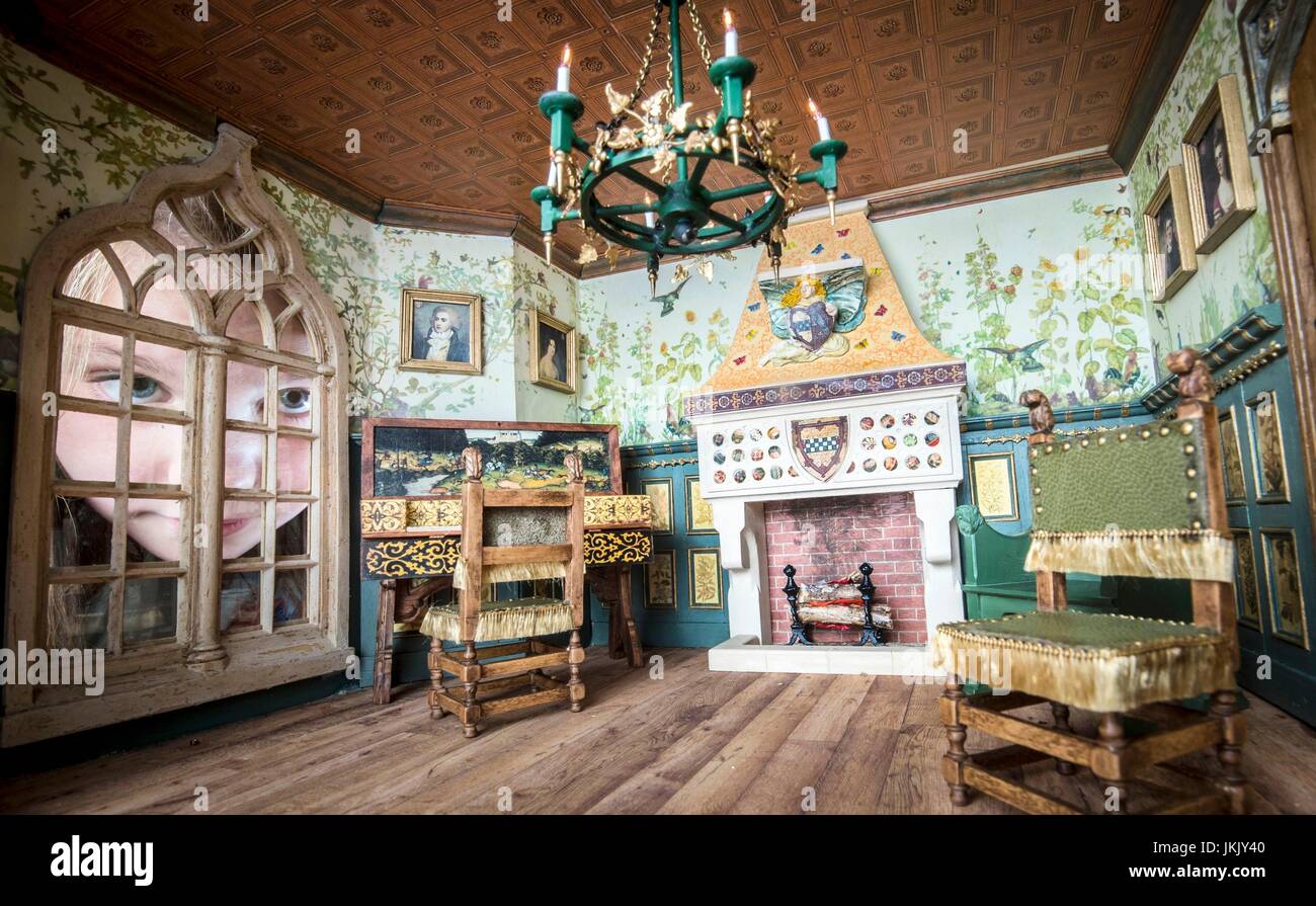 Huit ans Freya Gibson regarde une dolls house créé par Jane Fiddick, miniaturiste à Newby Hall dans le Yorkshire. Banque D'Images