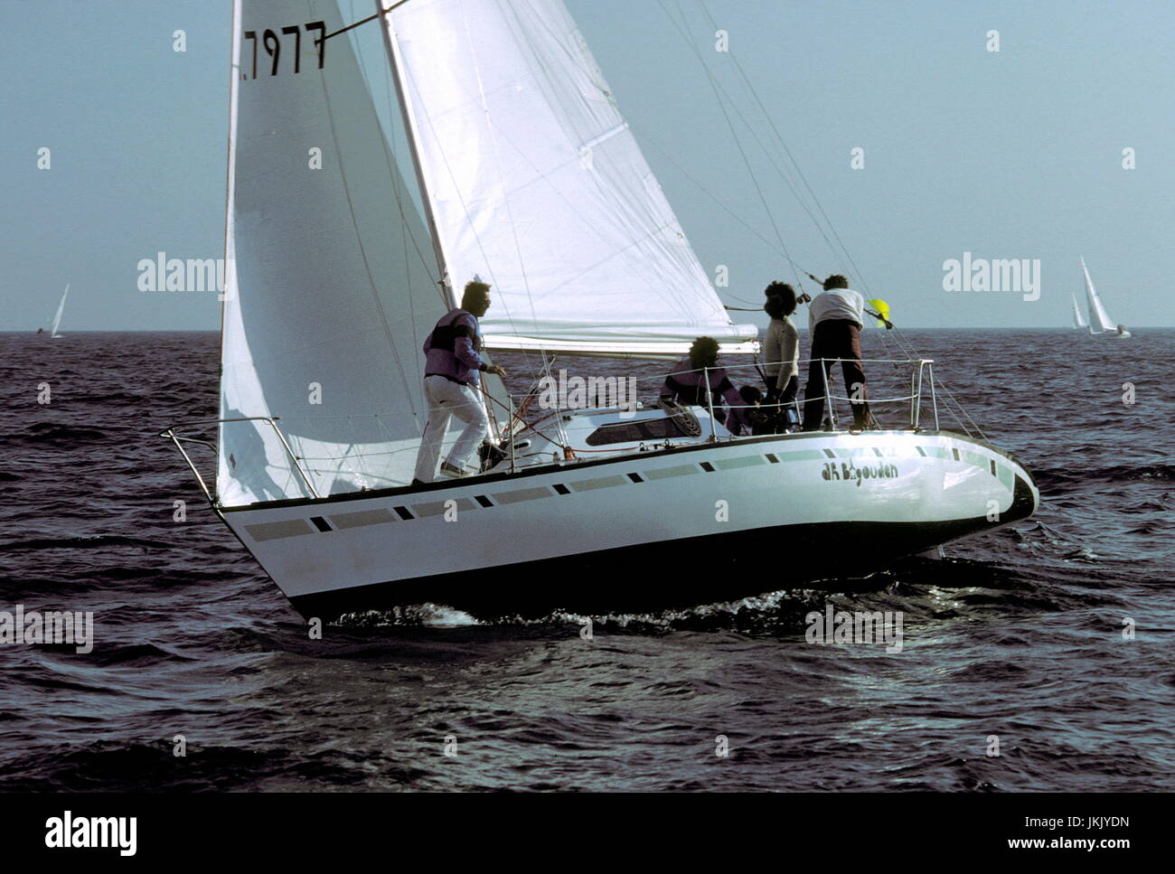 AJAX NEWS PHOTOS.1980. SANDHAMN, SUÈDE. - VAINQUEUR - CHAMPIONNATS DU MONDE DEMI-TONNE CUP. AR BIGOUDEN (FR) FRANCHIT LA LIGNE D’ARRIVÉE POUR GAGNER L’ÉPREUVE AUX POINTS. PHOTO : JONATHAN EASTLAND/AJAX REF:21207 2 63 Banque D'Images