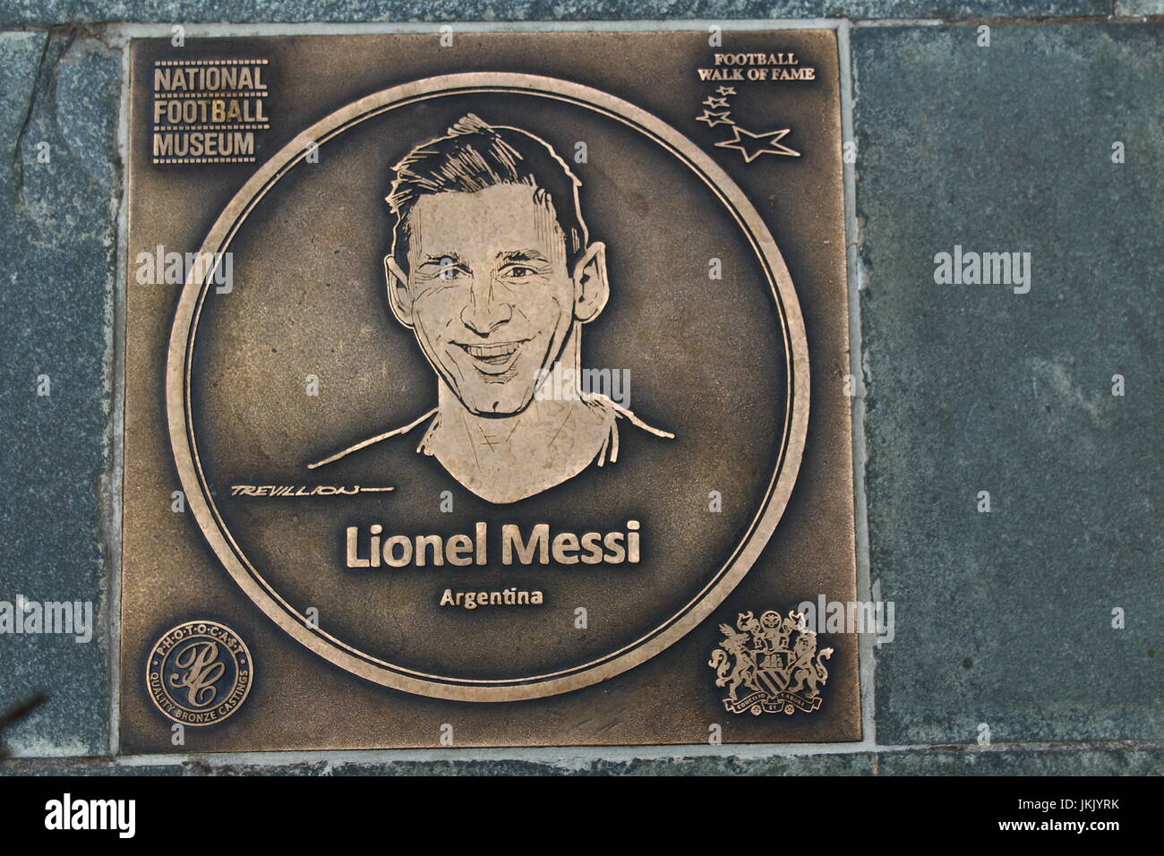 Lionel Messi Football plaque de bronze à Walk of Fame, Musée National du Football, Manchester, Angleterre Banque D'Images