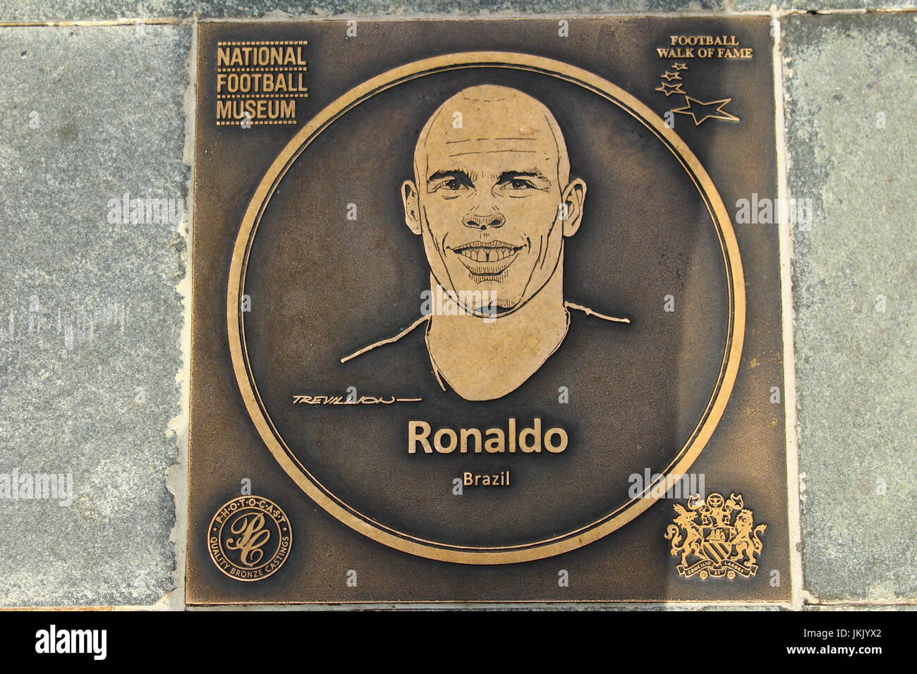 Football Ronaldo Walk of Fame plaque de bronze au Musée Nationale de Football (Ronaldo Luís Nazário de Lima) Banque D'Images