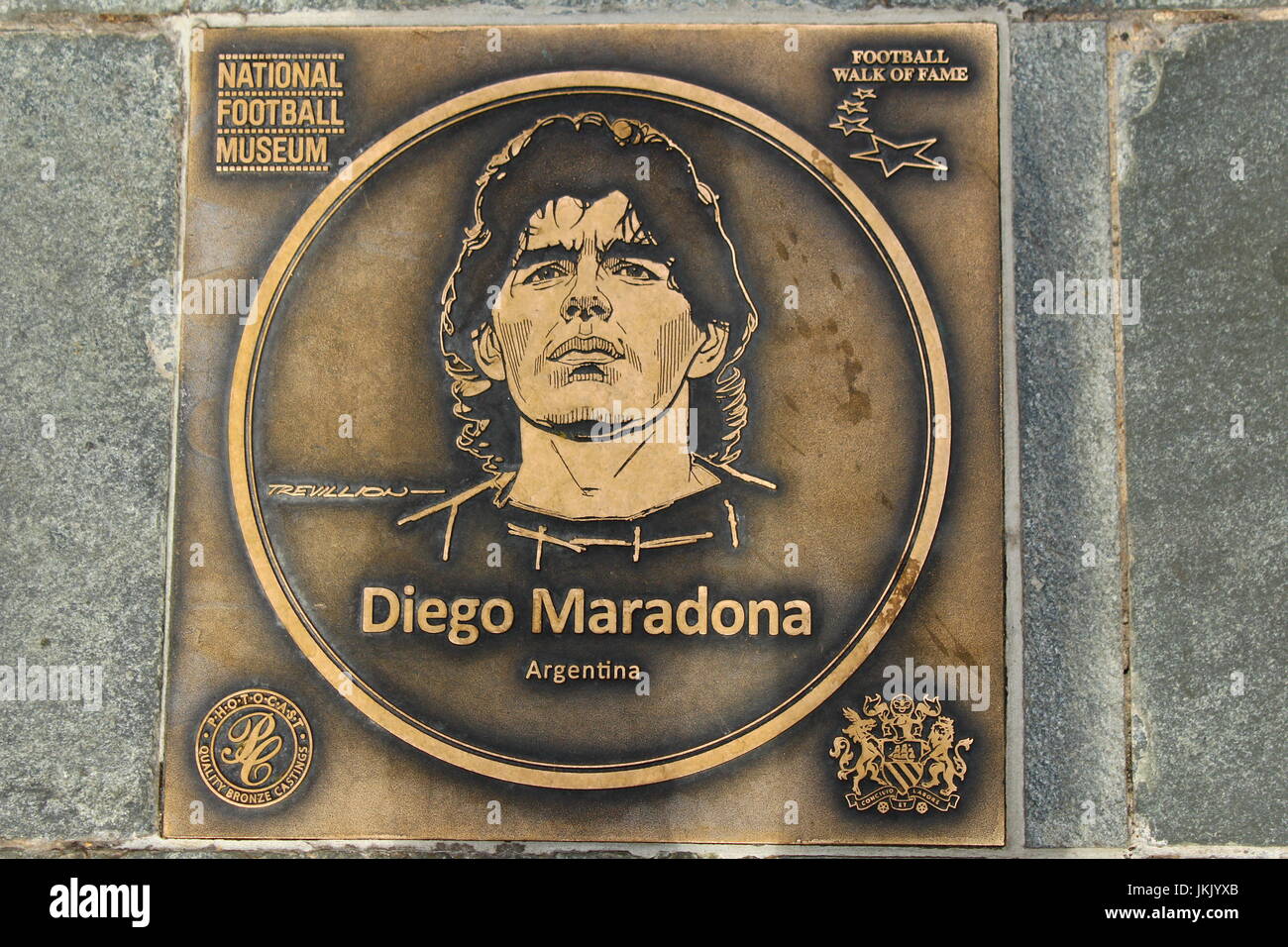 Diego Maradona Football bronze Walk of Fame plaque au Musée National du football de Manchester, Angleterre Banque D'Images
