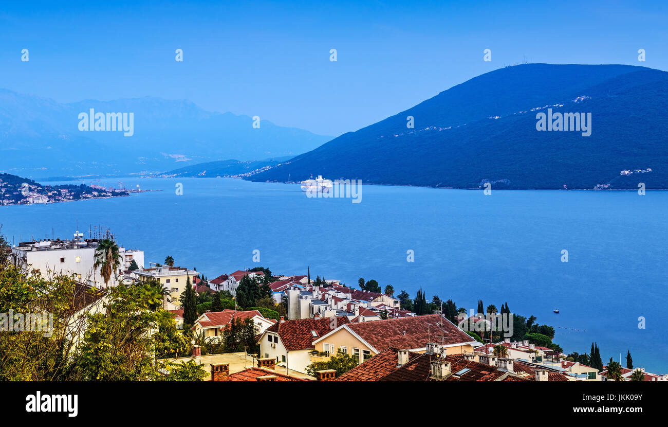 La baie de Kotor, Herceg Novi, Monténégro. L'heure du coucher du soleil la lumière. Grand navire de croisière (un effet de flou) Banque D'Images