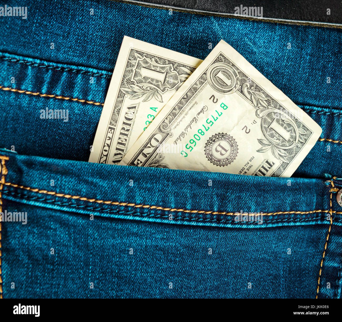 Blue Jeans à la mode avec deux dollars américains que le projet de loi sur la poche Banque D'Images