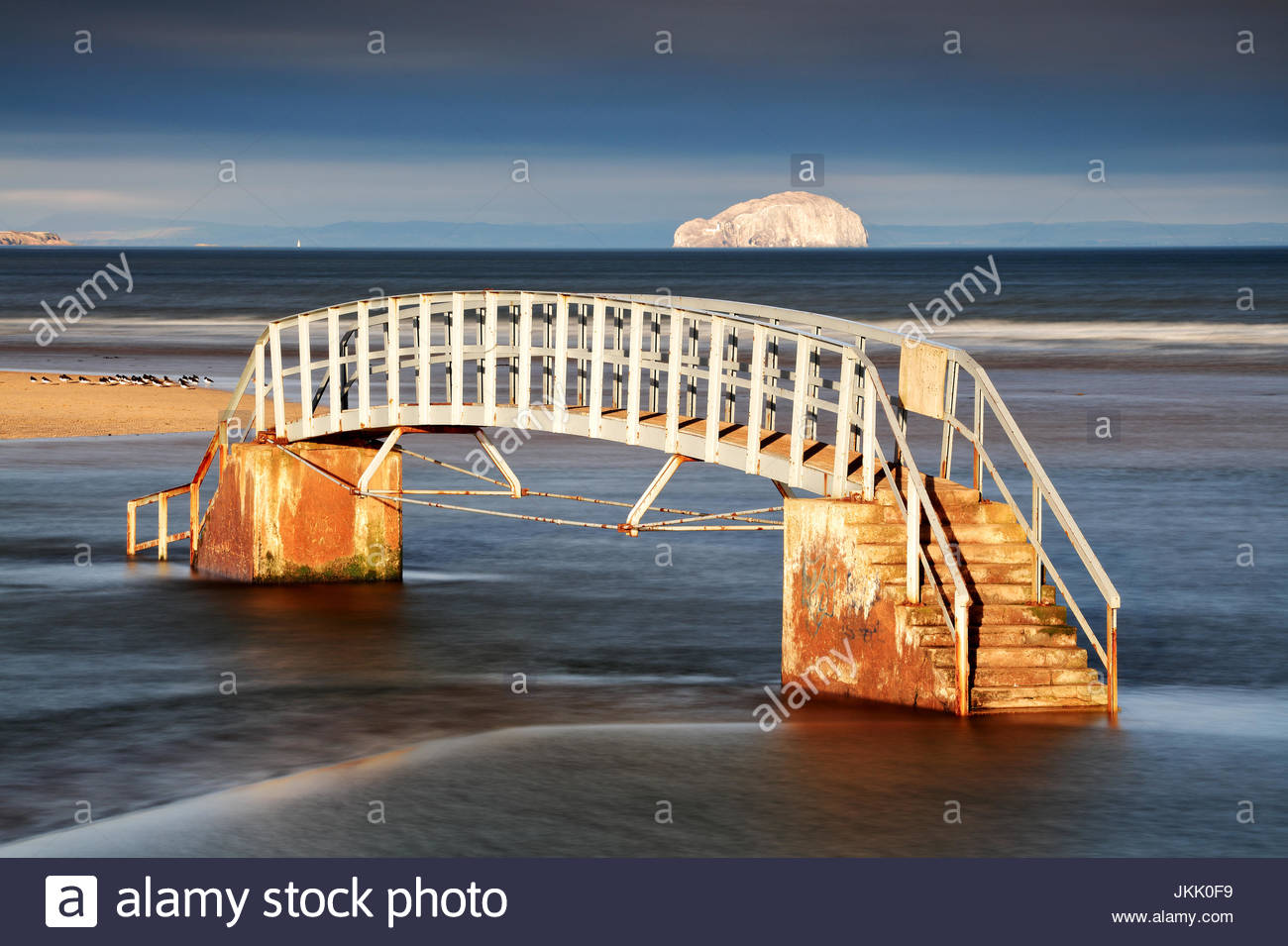 Le pont de nulle part à partir de la rive de Belhaven Bay avec la grosse roche dans la distance, Dunbar, North Berwick. Banque D'Images