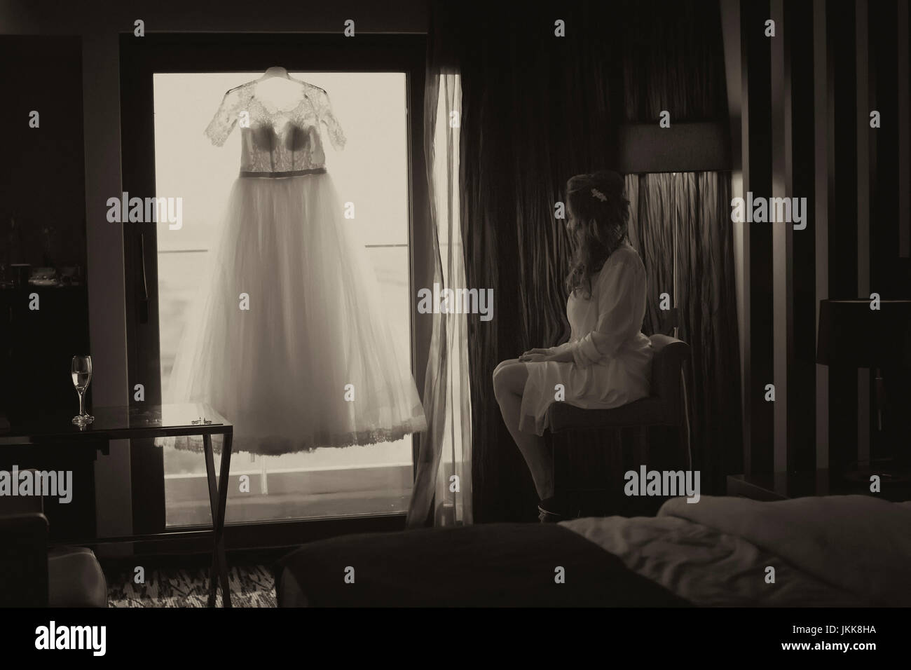 La photo artistique de la mariée à la recherche de sa robe avant son mariage Banque D'Images