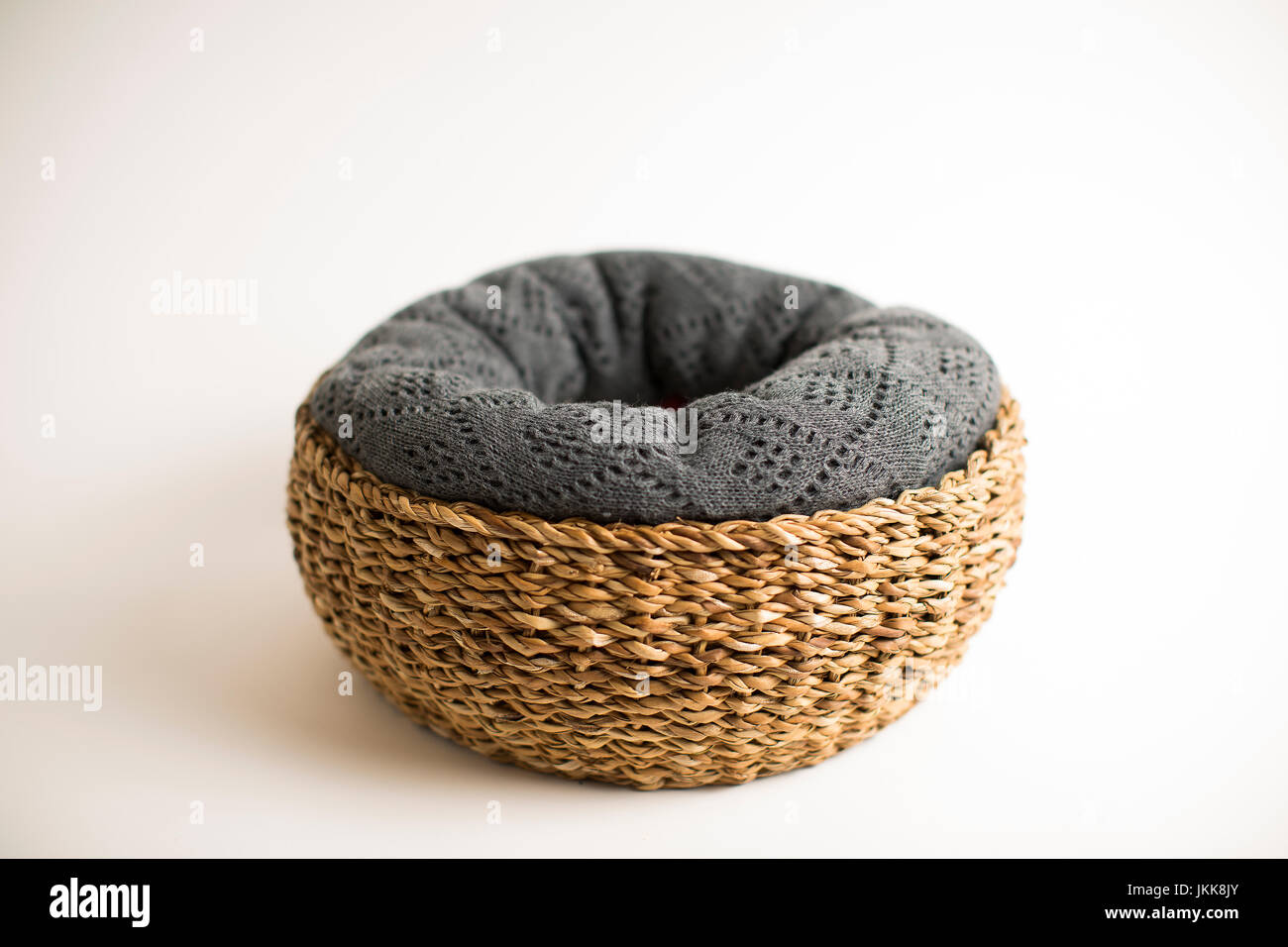Lit Bebe En Osier Bebe Vintage Sur Fond Blanc Photo Stock Alamy