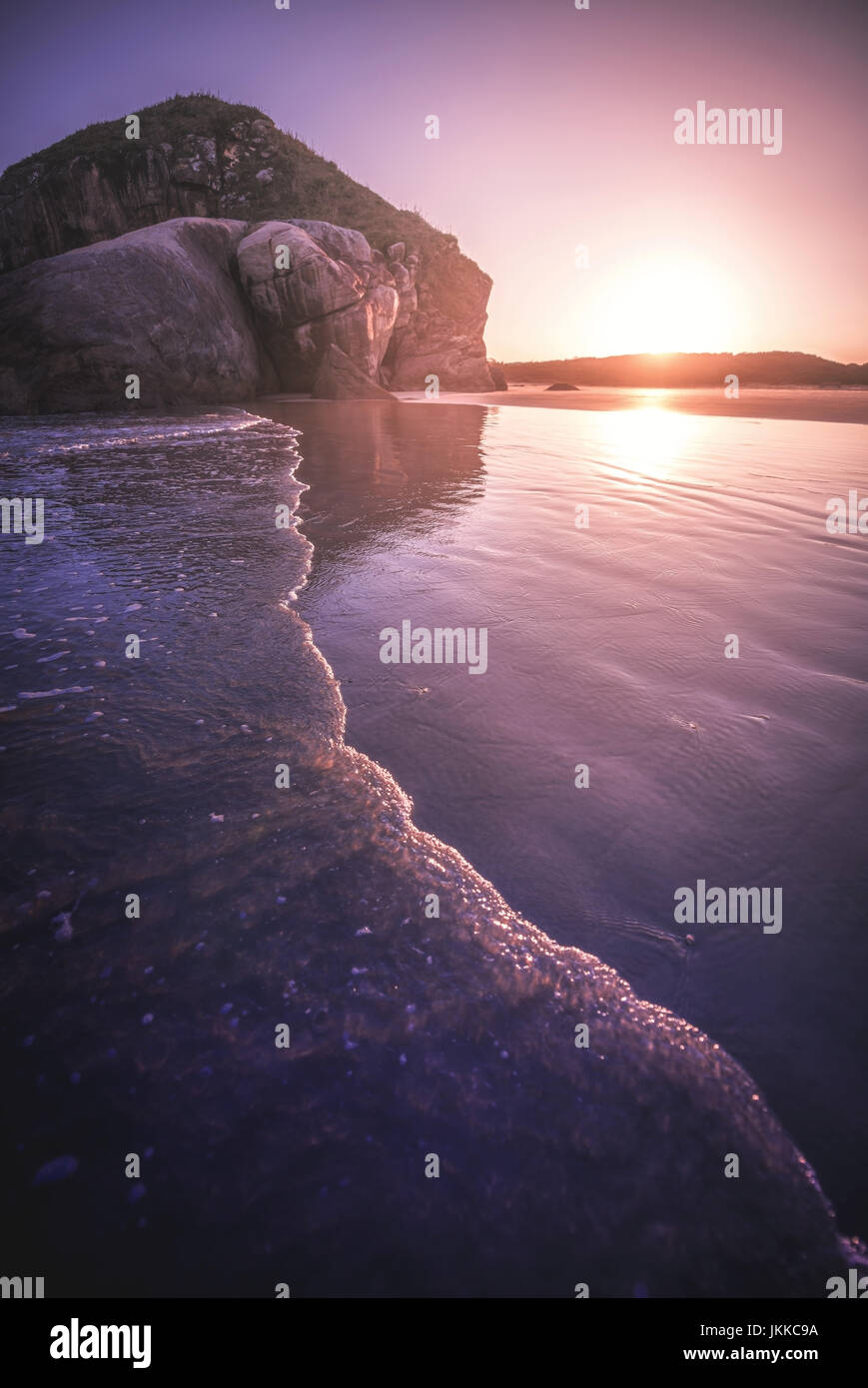 Coucher de soleil sur la plage déserte. Banque D'Images