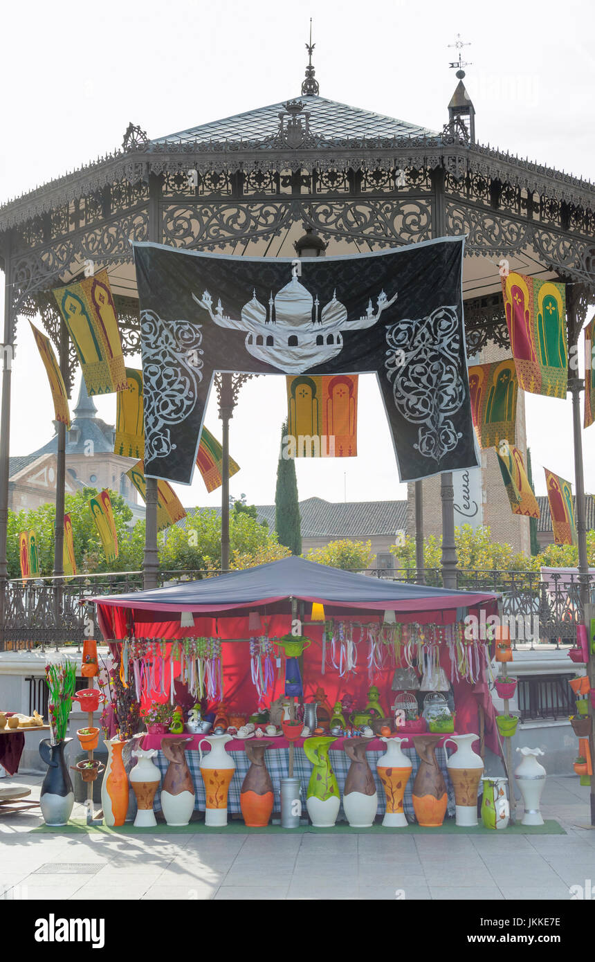 Magasin d'artisanat coloré. La place Cervantes de la ville d'Alcala de Henares (Madrid - Espagne), avec des ornements médiévaux, pendant le marché de Cervantino. Banque D'Images