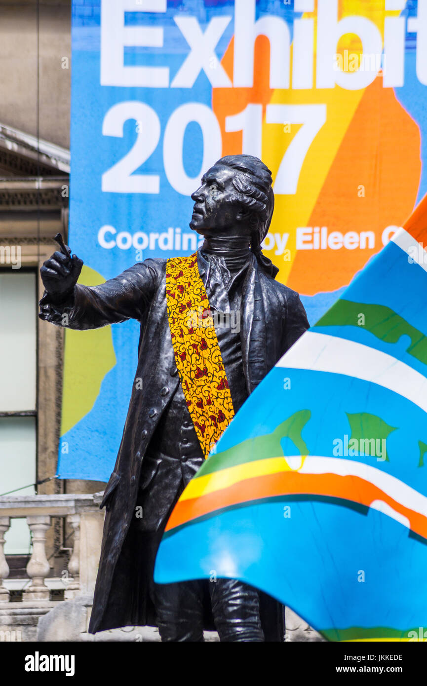 Statue de Joshua Reynolds, exposition de l'été 2017 'Bannière' Sculpture éolienne par Yinko Shonibare, Royal Academy Burlington House Piccadilly Londres Angleterre Banque D'Images