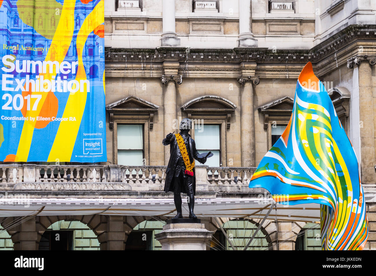 Statue de Joshua Reynolds, exposition de l'été 2017 'Bannière' Sculpture éolienne par Yinko Shonibare, Royal Academy Burlington House Piccadilly Londres Angleterre Banque D'Images