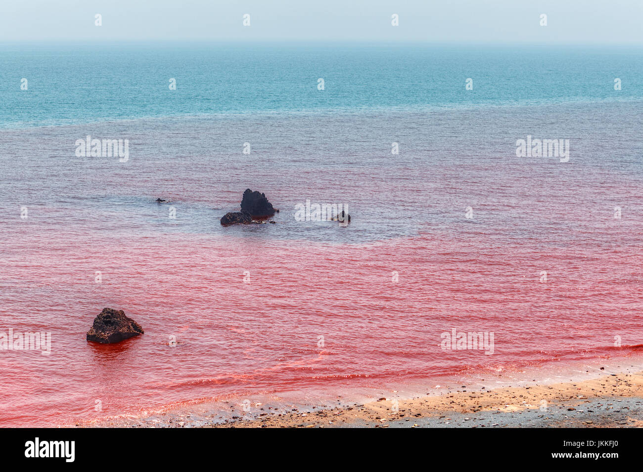 L'eau de la mer rouge sur la côte rouge de l'île d'Ormuz, Hormoz