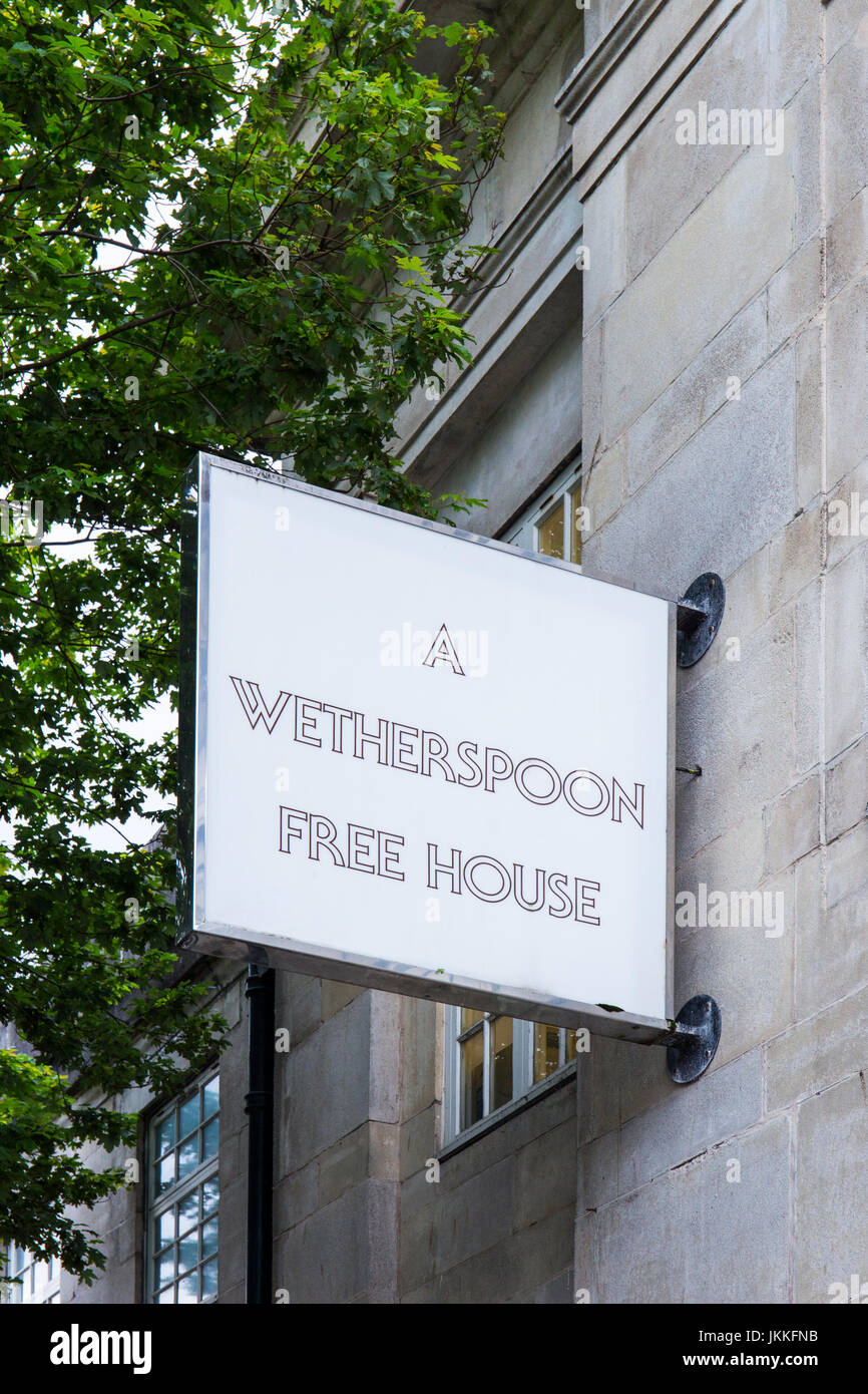 Un Wetherspoon free house pub signe sur mur extérieur UK Banque D'Images