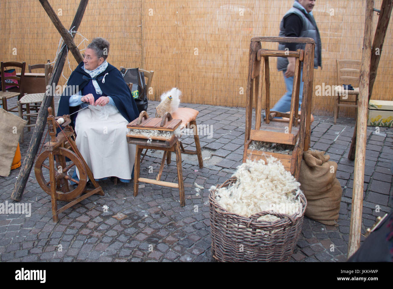 L'Italie, Bologna - 20 novembre 2016 : knitter femmes sur leur travail sur le marché le 20 novembre 2016 à Bologne, Émilie Romagne , Italie. Banque D'Images