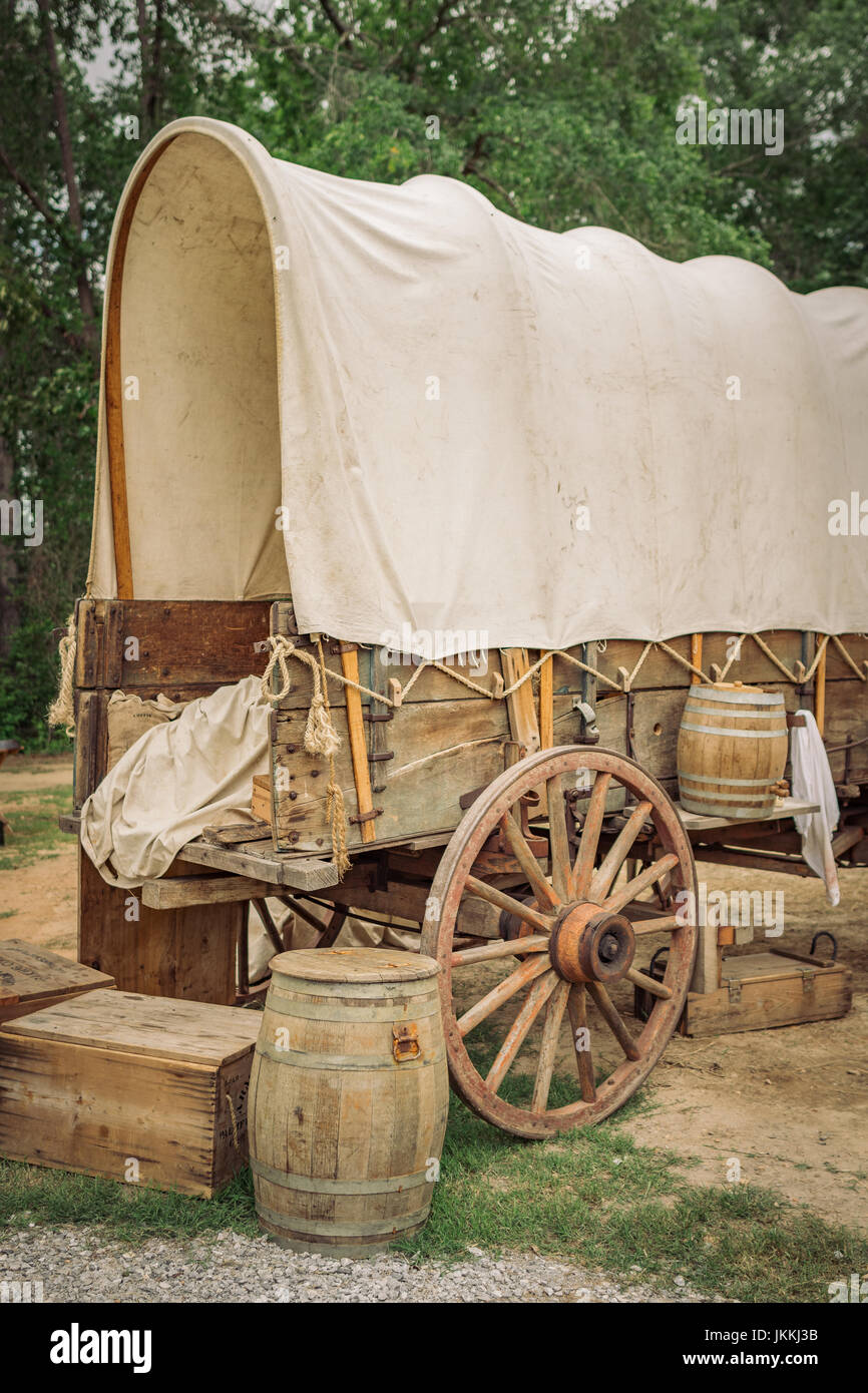 Ancien wagon couvert historique restauré ou wagon Conestoga avec des boîtes en bois et des barils faisant partie d'une reconstitution de la guerre de Sécession à Marbury Alabama USA. Banque D'Images