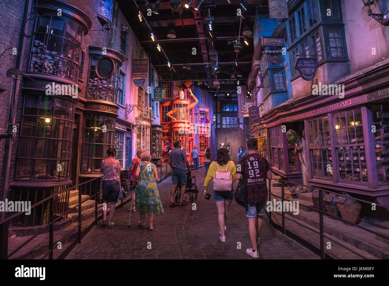 UK, LEAVESDEN - 19 juin 2017 : Les visiteurs se promener dans le chemin de traverse, à l'ensemble de film Making of Harry Potter Studio tour au goujon de Warner Bros. Banque D'Images