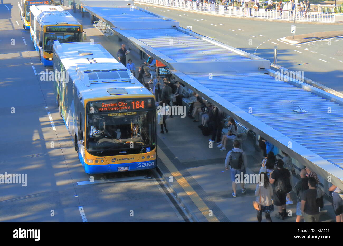 Les gens voyagent en bus au centre-ville de Brisbane en Australie. Banque D'Images