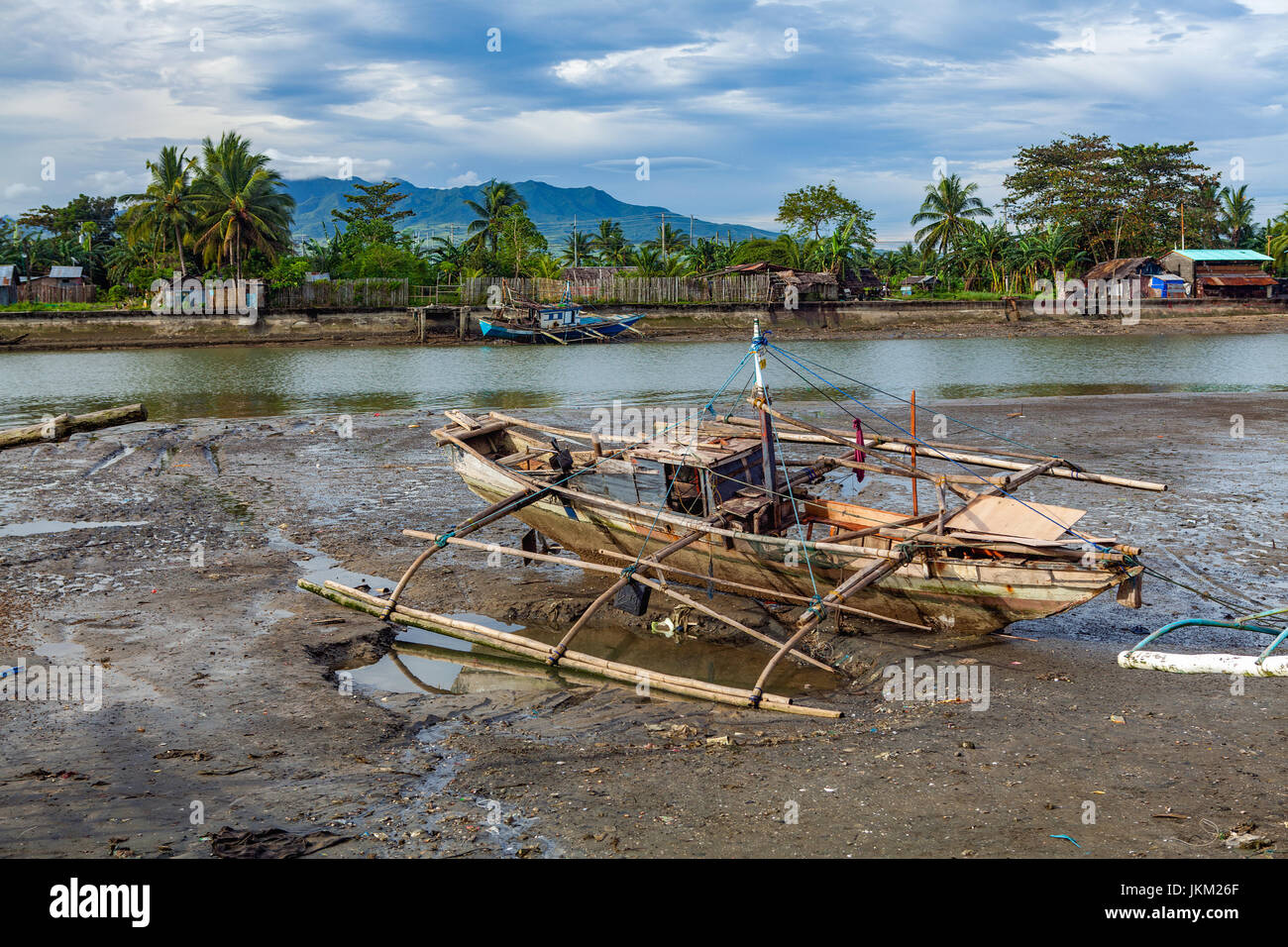Une vieille maison, la pêche aux tangons voile hors de l'eau à marée basse à Cadix, ville, l'île de Negros Occidental aux Philippines. Banque D'Images